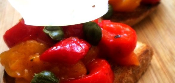 Брускетта с печеными перцами