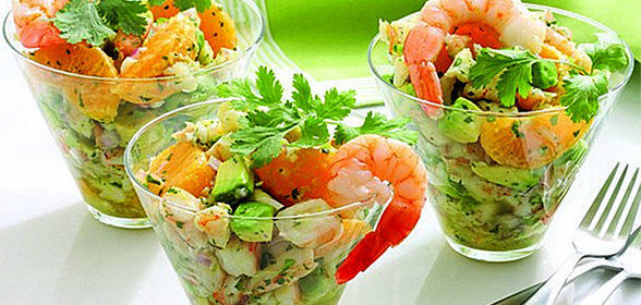 Оливье с креветками и авокадо