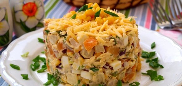 Салат с копчёным кальмаром, кукурузой и сыром