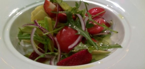 Салат с клубникой, рукколой и артишоком