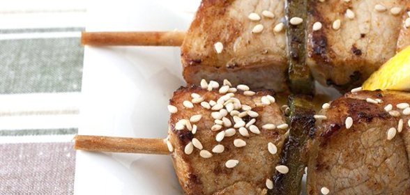 Куриные шашлыки с кунжутом, соевым соусом и лаймом