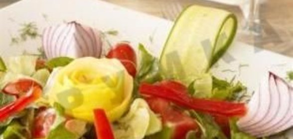 Салат с креветками из перца и моркови