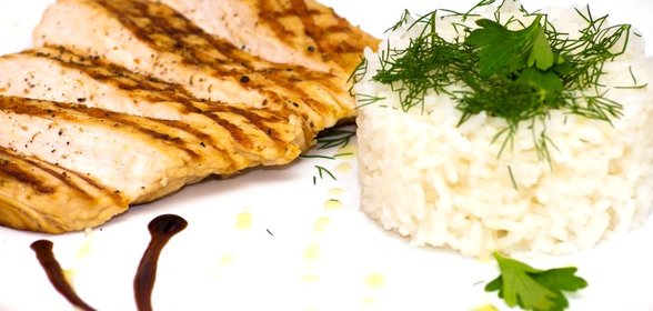 Отбивная из индейки на гриле с рисом и травами