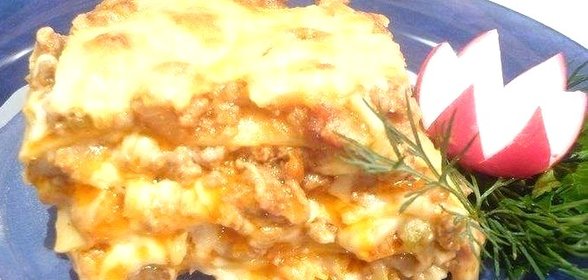 Лазанья с мясом, беконом и овощами под соусом бешамель