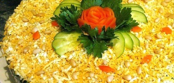 Салат с курицей, яблоком, черносливом и грецкими орехами