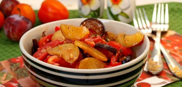 Салат с баклажанами, помидорами и сливами с горчичной заправкой