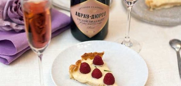 Тарт с малиной и розмариновым кремом