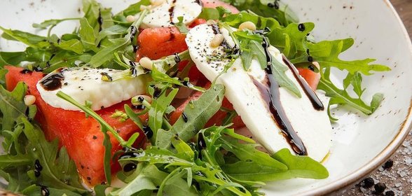 Салат с арбузом и моцареллой