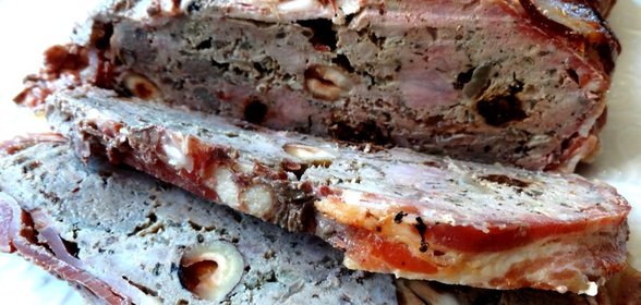 Паштет мясной запеченный с орехами и черносливом