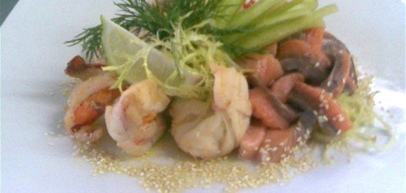 Салат из тигровых креветок и семги