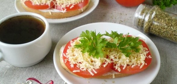 Бутерброды с сыром и помидорами