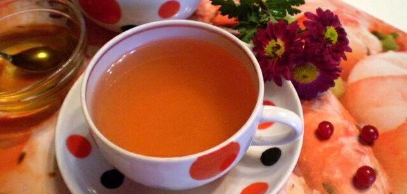 Чай с лепестками календулы и соком калины