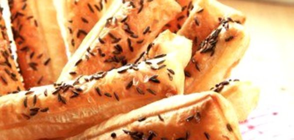 Хрустящие палочки из слоеного теста с ветчиной и горгонзолой