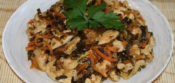 Куриное филе, тушенное с морской капустой