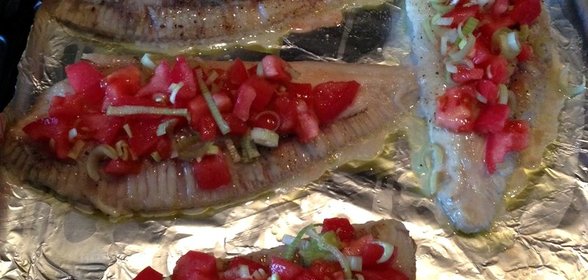 Камбала, запеченная с томатами, под пармезаном