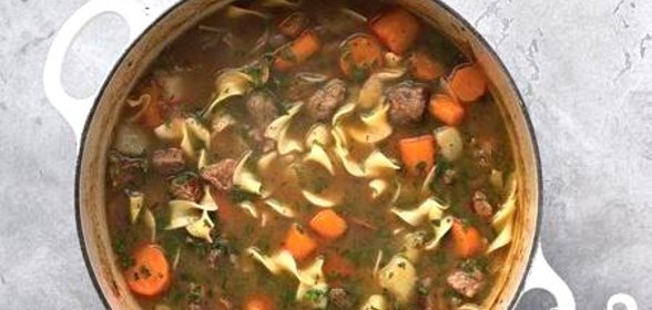 Жаркое из говядины с картофелем и яичной лапшой