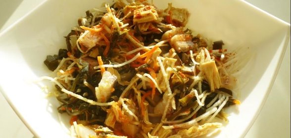 Салат из сельди с морской капустой