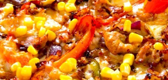 Пицца с цукини, курицей и кукурузой