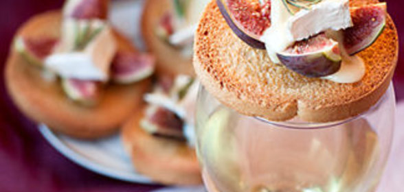 Тосты с инжиром, бри и розмариновым медом