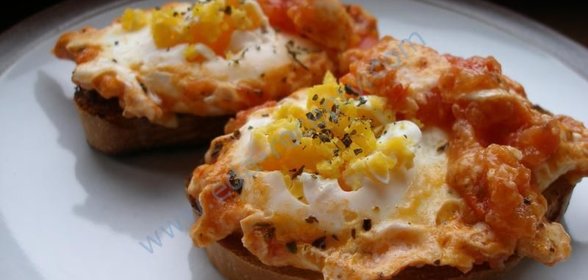 Яичница с помидорами и сыром