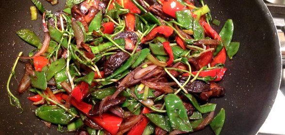 Удон с овощами, жаренными в соусе мисо