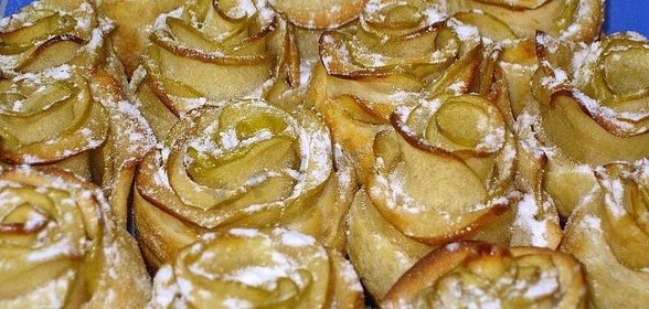 Яблочный десерт Белые розы