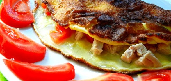 Омлет с курицей и томатами