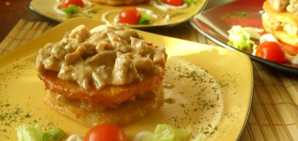 Куриное филе в сливочном соусе с шампиньонами на картофельных оладьях