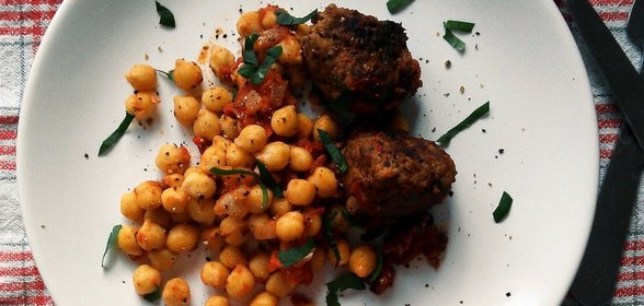 Тефтели и нут в томатном соусе