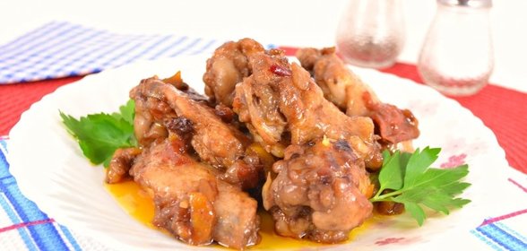 Куриные крылышки с помидорами в соке из черной смородины (в мультиварке)