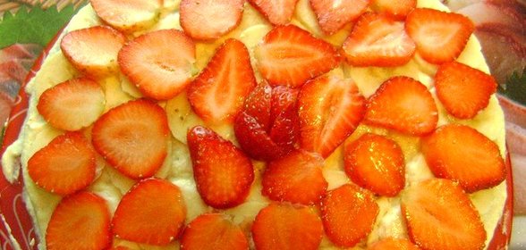Бисквитный торт с бананами и клубникой