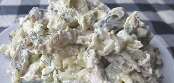 Cалат с сухариками и капустой