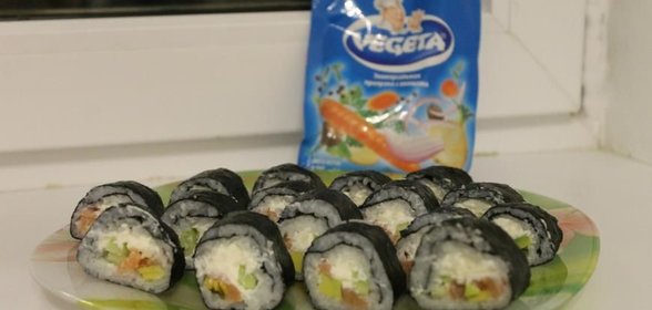 Экзотические роллы с авокадо, огурцом и семгой