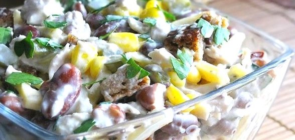 Салат с беконом и сухариками