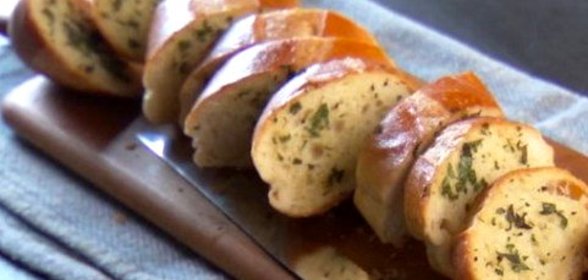 Закусочный багет с сыром и зеленью