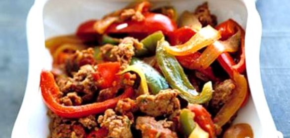 Колбаски с болгарским перцем и помидорами