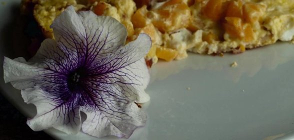 Омлет с беконом и абрикосами