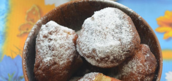 Творожные пончики с малиной