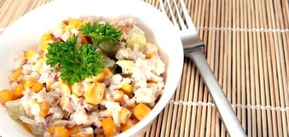 Салат из тунца с кукурузой