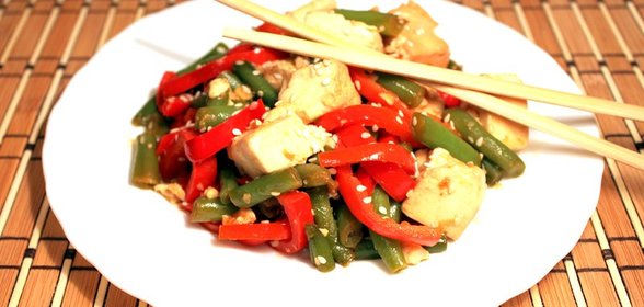 Жареный тофу с овощами