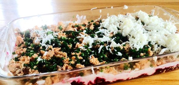 Слоеный салат из свеклы и горбуши со сметаной