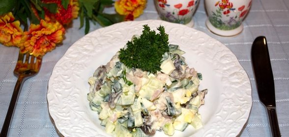 Салат с копченой курицей и шампиньонами