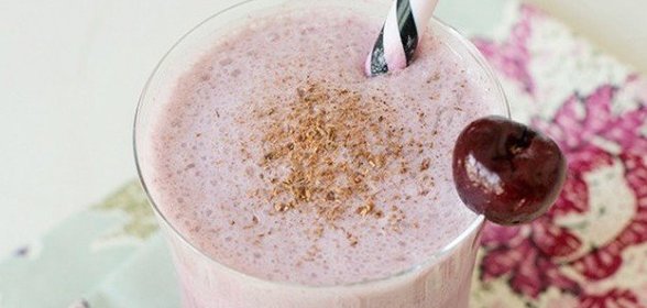 Кефирный смузи с вишней
