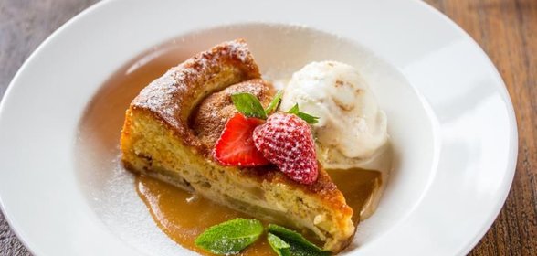 Шарлотка с яблоками и корицей