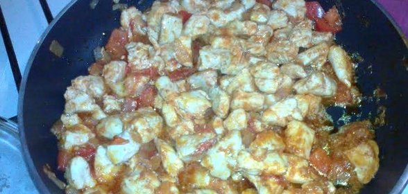 Курица с овощами и томатной пастой