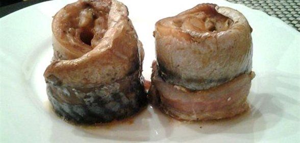 Рулетики из скумбрии с беконом