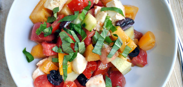 Салат с оливками и помидорами