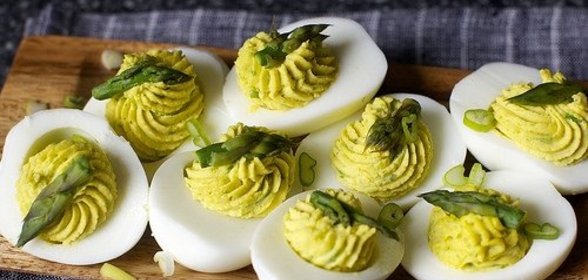 Яйца фаршированные спаржей