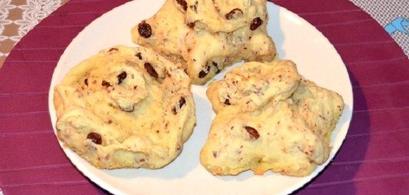 Булочки сдобные с изюмом и орехами из картофельного дрожжевого теста