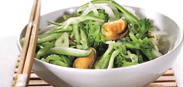 Зеленый салат с мидиями